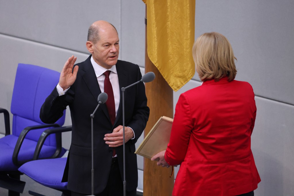 Olaf Scholz faz juramento e assume oficialmente como chanceler da Alemanha na sede do Parlamento em Berlim