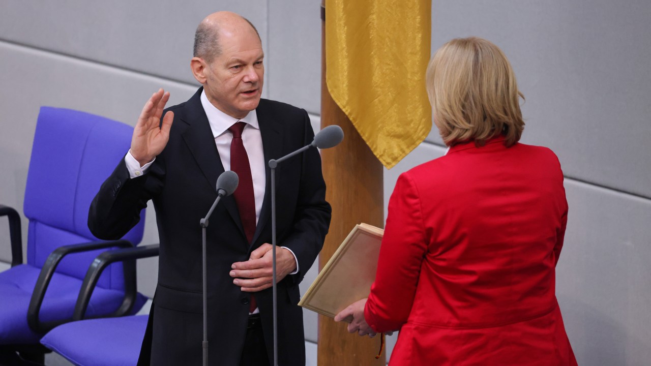 Olaf Scholz faz juramento e assume oficialmente como chanceler da Alemanha na sede do Parlamento em Berlim