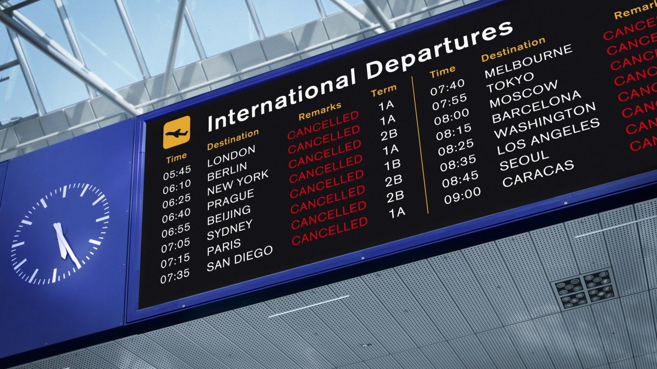 Painel de informções no aeroporto com voos cancelados