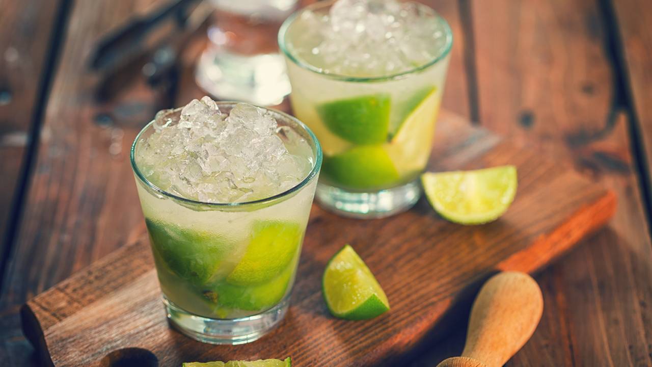 COMBINAÇÃO PERFEITA - Caipirinha de cachaça: coquetel amado mundo afora e símbolo do Brasil -