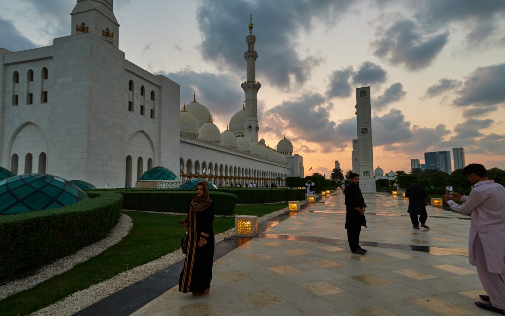 Mulheres visitam a Mesquita Sheikh Zayed, em Abu Dhabi, nos Emirados Árabes Unidos