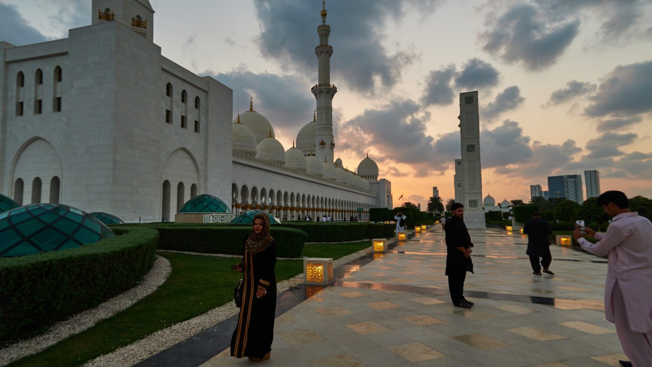 Mulheres visitam a Mesquita Sheikh Zayed, em Abu Dhabi, nos Emirados Árabes Unidos