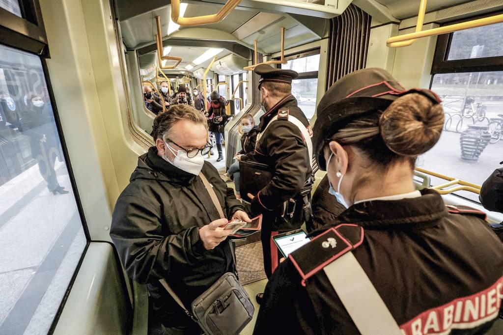 PASSAPORTE - Controle na Itália: apenas cidadãos comprovadamente imunizados podem usar o transporte público -