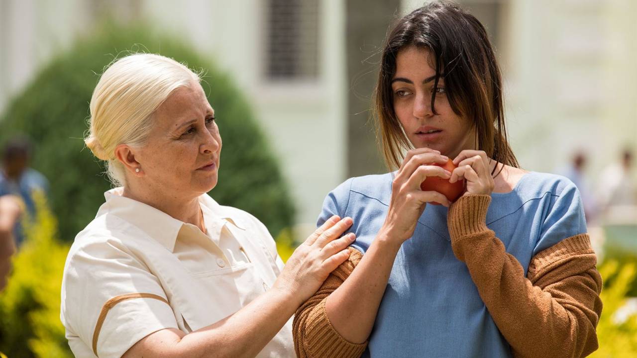 'Insânia', série de terror brasileira estrelada por Carol Castro.