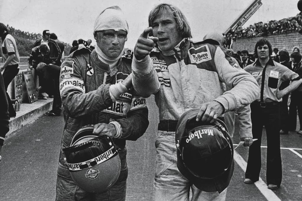 UM DUELO DE CINEMA NA DÉCADA DE 70 - O ápice da rixa McLaren x Ferrari: em 1976, o ferrarista Niki Lauda (à esq.) liderava a temporada até sofrer um acidente que lhe deixou graves queimaduras. Ele voltou, mas não conseguiu evitar o único título do galã James Hunt -