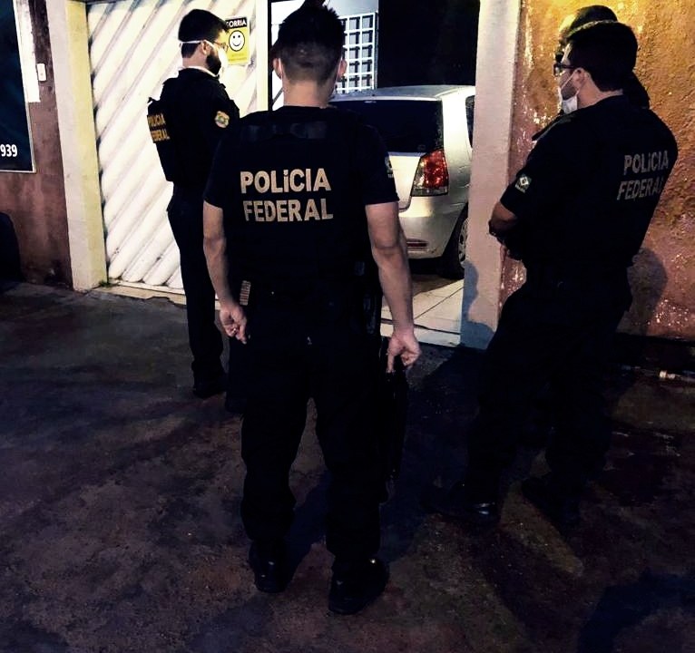 Policiais Federais cumprem mandados de prisão em operação para desarticular quadrilha de tráfico de pessoas para o Brasil.