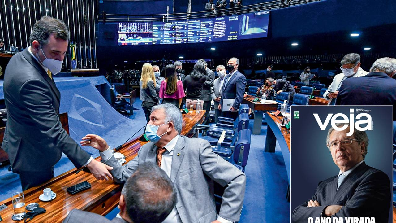 Plenário do Senado Federal durante sessão deliberativa extraordinária semipresencial destinada a votar a PEC 23/2021, chamada de PEC dos Precatórios. A proposta estabelece o novo regime de pagamentos de precatórios, modifica normas relativas ao Novo Regime Fiscal e autoriza o parcelamento de débitos previdenciários. Ainda na pauta, a Medida Provisória 1.061/2021 que cria o Programa Auxílio Brasil e o Programa Alimenta Brasil.À mesa, senador Flávio Bolsonaro (PL-RJ) preside sessão.À bancada, presidente do Senado Federal, senador Rodrigo Pacheco (PSD-MG), conversa com os senadores Marcio Bittar (PSL-AC) e Sérgio Petecão (PSD-AC).Foto: Jefferson Rudy/Agência Senado