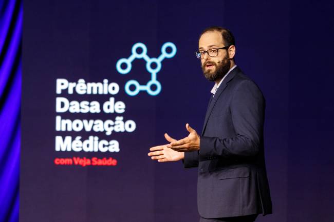 PremioDasaVejaSaude2021_FotosCarolCassiano-10 Diogo Sponchiato apresentando Prêmio Dasa de Inovação Médica
