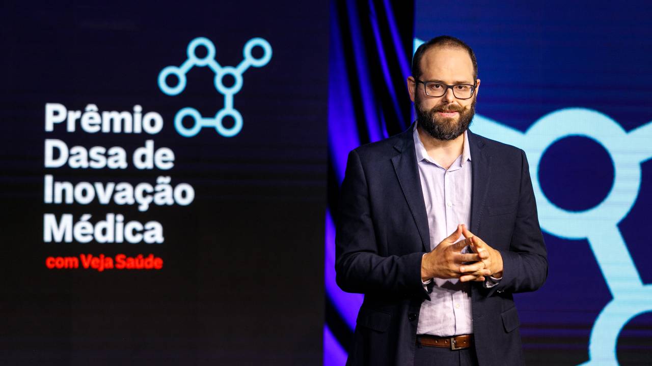 Diogo Sponchiato apresentando o Prêmio Dasa de Inovação Médica em 2021