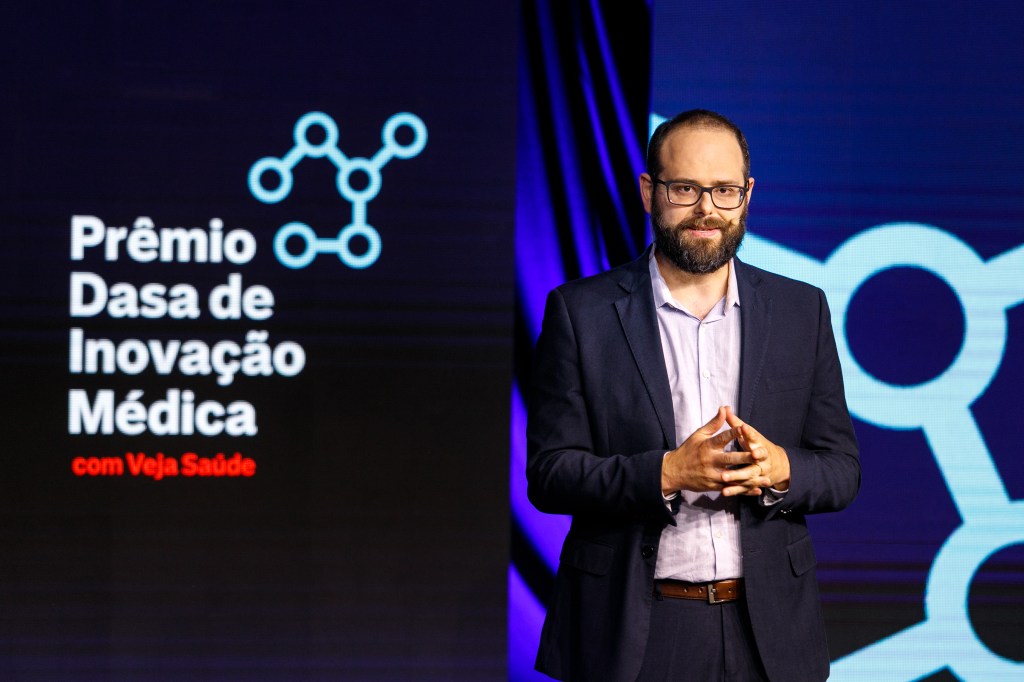 Diogo Sponchiato apresentando o Prêmio Dasa de Inovação Médica em 2021