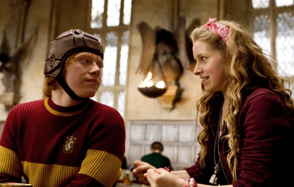 Os atores Rupert Grint e Jessi Cave em cena de Harry Potter, com o uniforme de quadribol