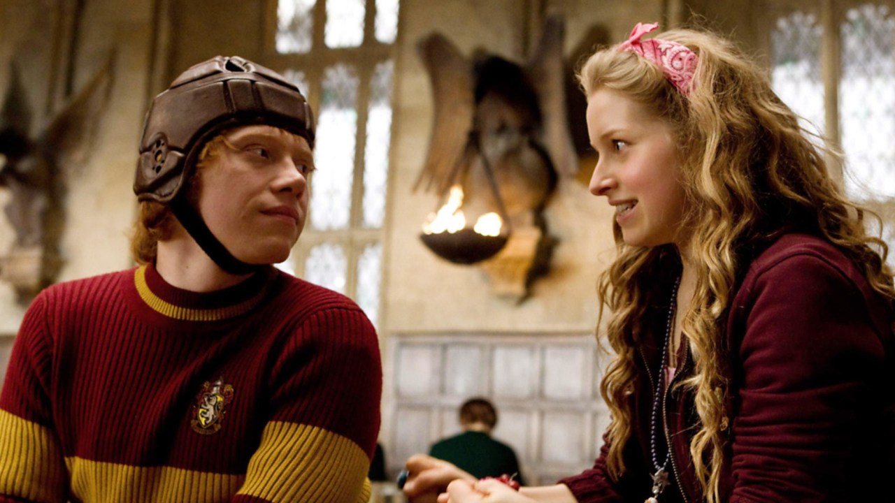Os atores Rupert Grint e Jessi Cave em cena de Harry Potter, com o uniforme de quadribol