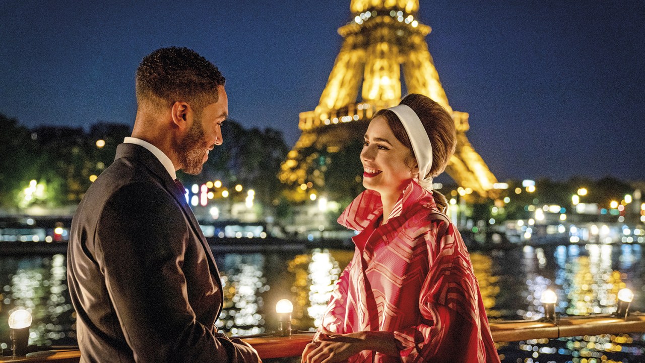 OH LÀ LÀ - Lily Collins em Emily em Paris: arrogâncias americana e francesa são superadas em prol do amor e da amizade -