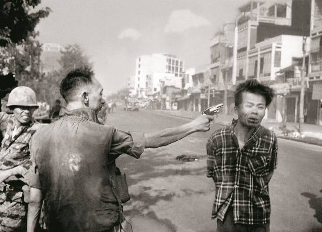 O chefe da polícia sul-vietnamita, Nguyen Ngoc Loan, executa um prisioneiro vietcongue durante a ofensiva do Tet em 1968