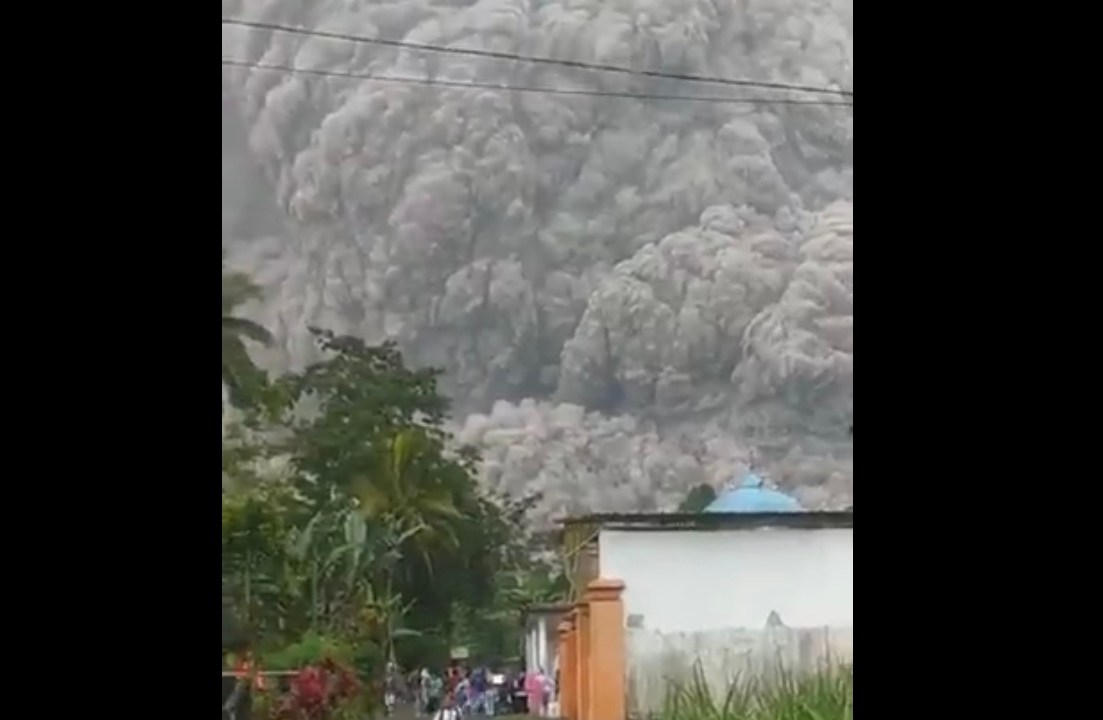 Ilha de Java: vídeos de moradores locais mostram pessoas fugindo de nuvens de fumaça gigantescas