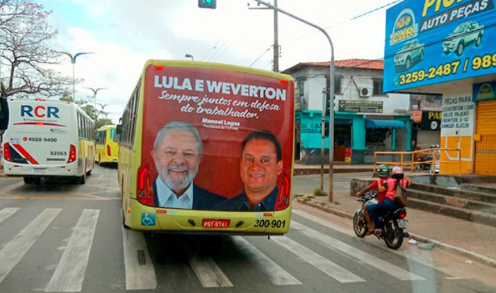 Ônibus com propaganda atrelando as candidaturas de Lula e do pedetista Weverton Rocha no Maranhão