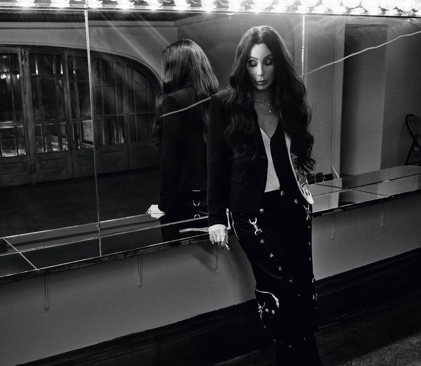 A cantora Cher em foto em preto e branco