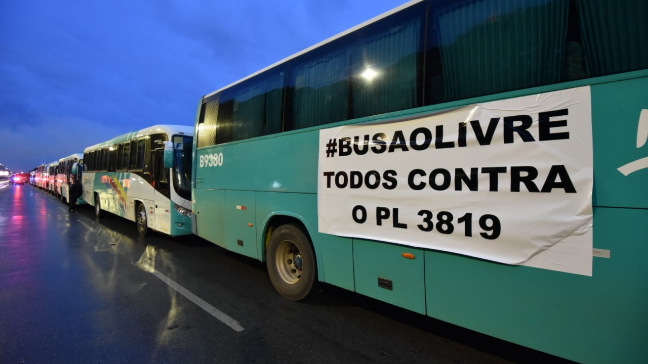 Ônibus estacionam na Esplanada dos Ministérios em protesto contra projeto de lei que dificulta atividade de aplicativos