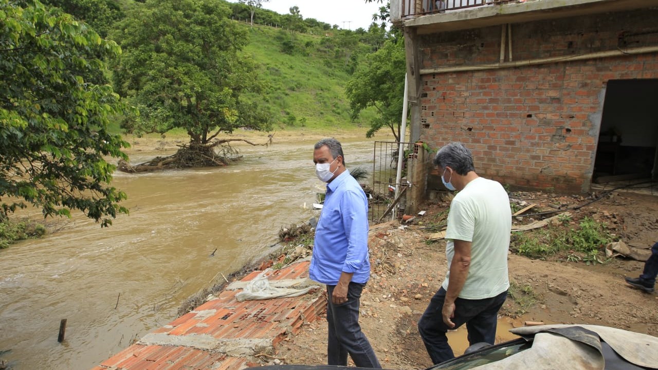 O governador Rui Costa na cidade de Ubaíra, atingida pelas chuvas na Bahia, nesta quinta, 30