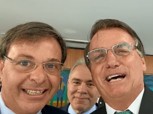 O presidente Jair Bolsonaro grava um vídeo ao lado do ministro do Turismo, Gilson Machado, com o ministro da Saúde, Marcelo Queiroga, de "papagaio de pirata"