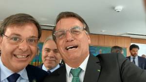 O presidente Jair Bolsonaro grava um vídeo ao lado do ministro do Turismo, Gilson Machado, com o ministro da Saúde, Marcelo Queiroga, de 