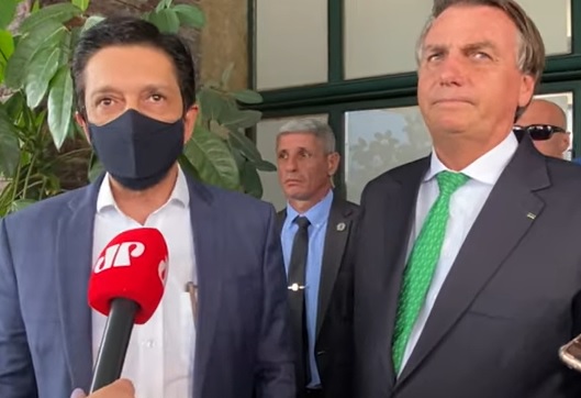 O presidente Jair Bolsonaro e o prefeito de São Paulo, Ricardo Nunes (MDB), falam sobre o acordo envolvendo o Campo de Marte (15/12/2021)