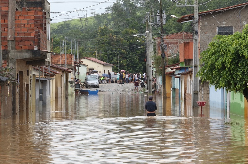 Chuvas deixaram ruas totalmente alagadas e famílias desabrigadas