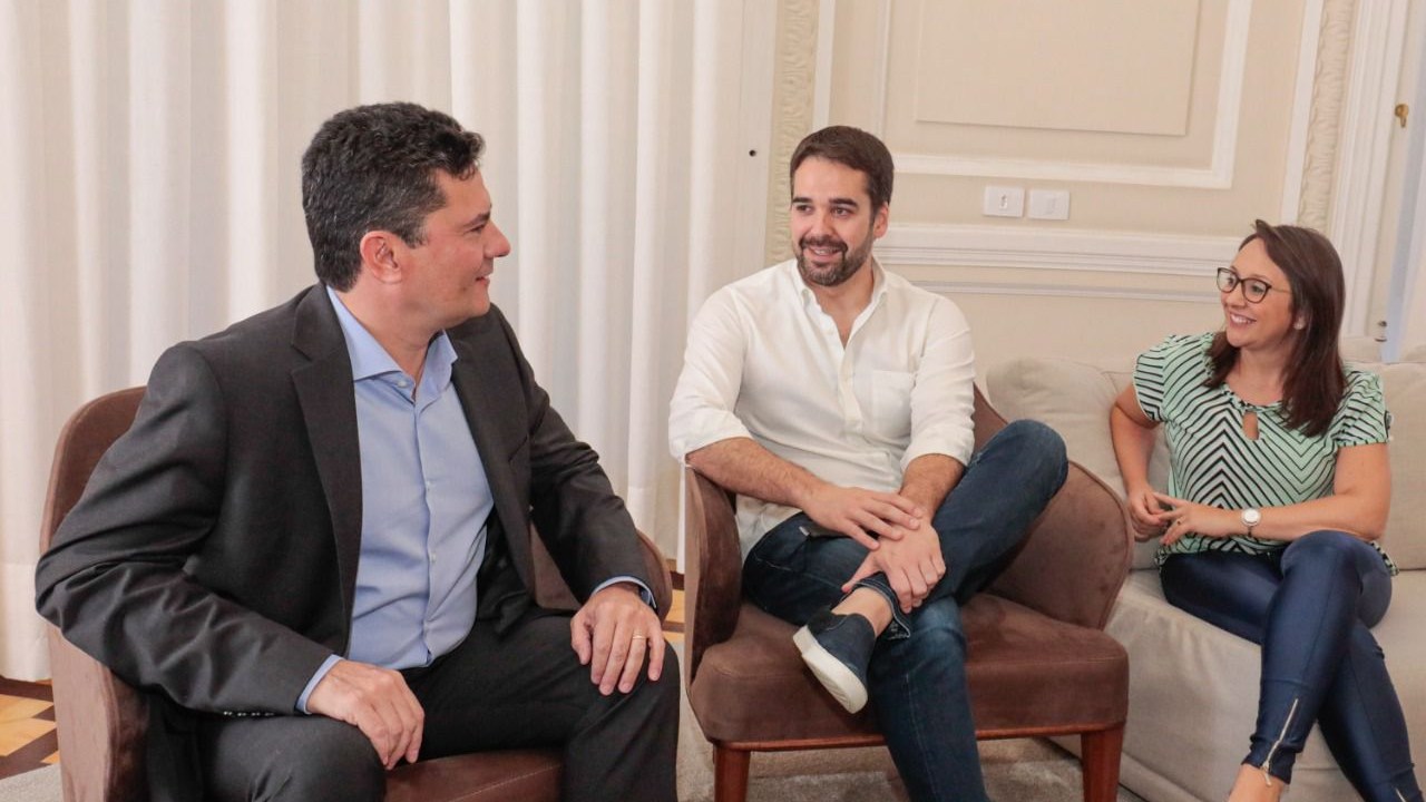 O ex-ministro Sergio Moro, o governador Eduardo Leite e a presidente nacional do Podemos, Renata Abreu, conversam no Palácio Piratini, em Porto Alegre, neste sábado