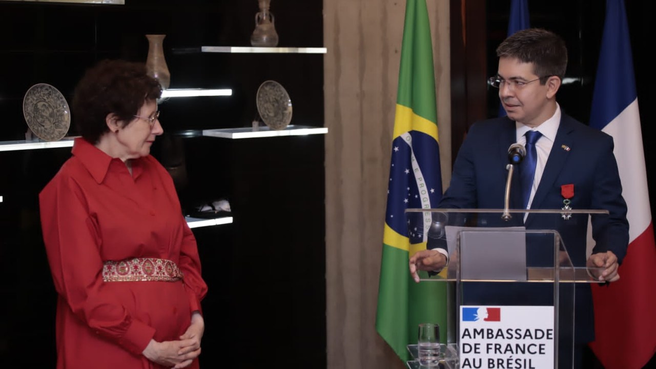A embaixadora da França no Brasil, Brigitte Collet, e o senador Randolfe