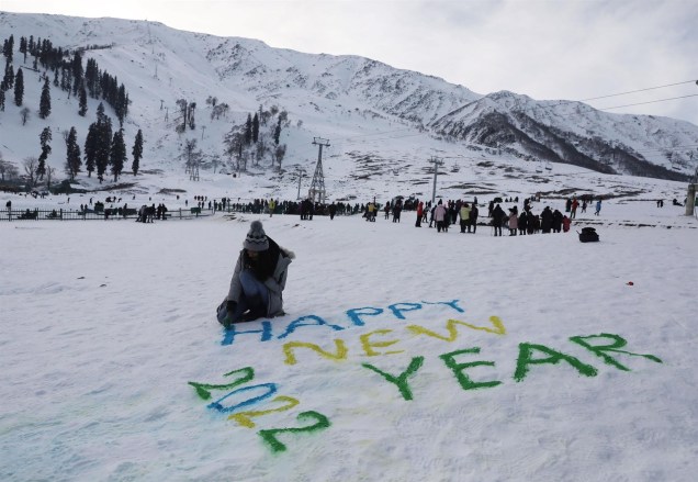 Um turista escreve mensagem de Ano Novo na neve em Gulmarg, a 60km de Srinagar, na Índia