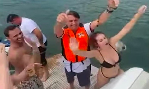 Bolsonaro está de folga no Guarujá, enquanto Congresso decidia Orçamento de 2022.