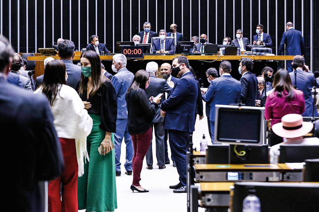 –img20210810193606695.jpg ASSÉDIO - Sessão da Câmara: nos intervalos, fila para falar com o relator -