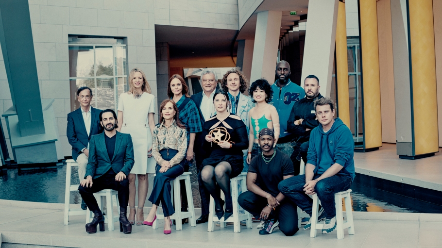 Nensi Dojaka, no centro, e os vencedores e jurados da edição deste ano do LVMH Prize -