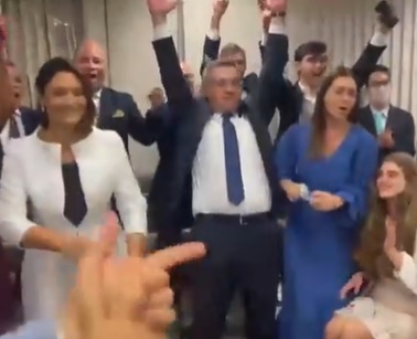 André Mendonça comemora aprovação de seu nome pelo Senado ao lado de Michelle Bolsonaro.