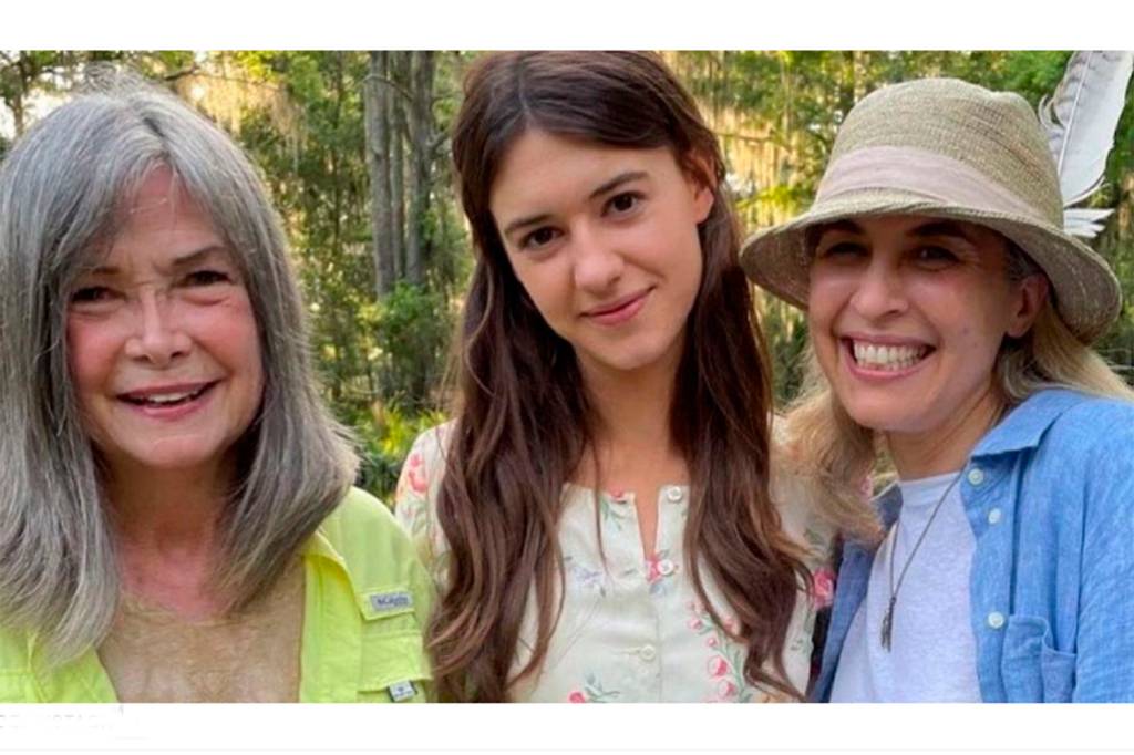 where the A autora Delia Owens, a atriz Daisy Edgar-Jones e a diretora Livi Newman no set de 'Um Lugar bem Longe Daqui'