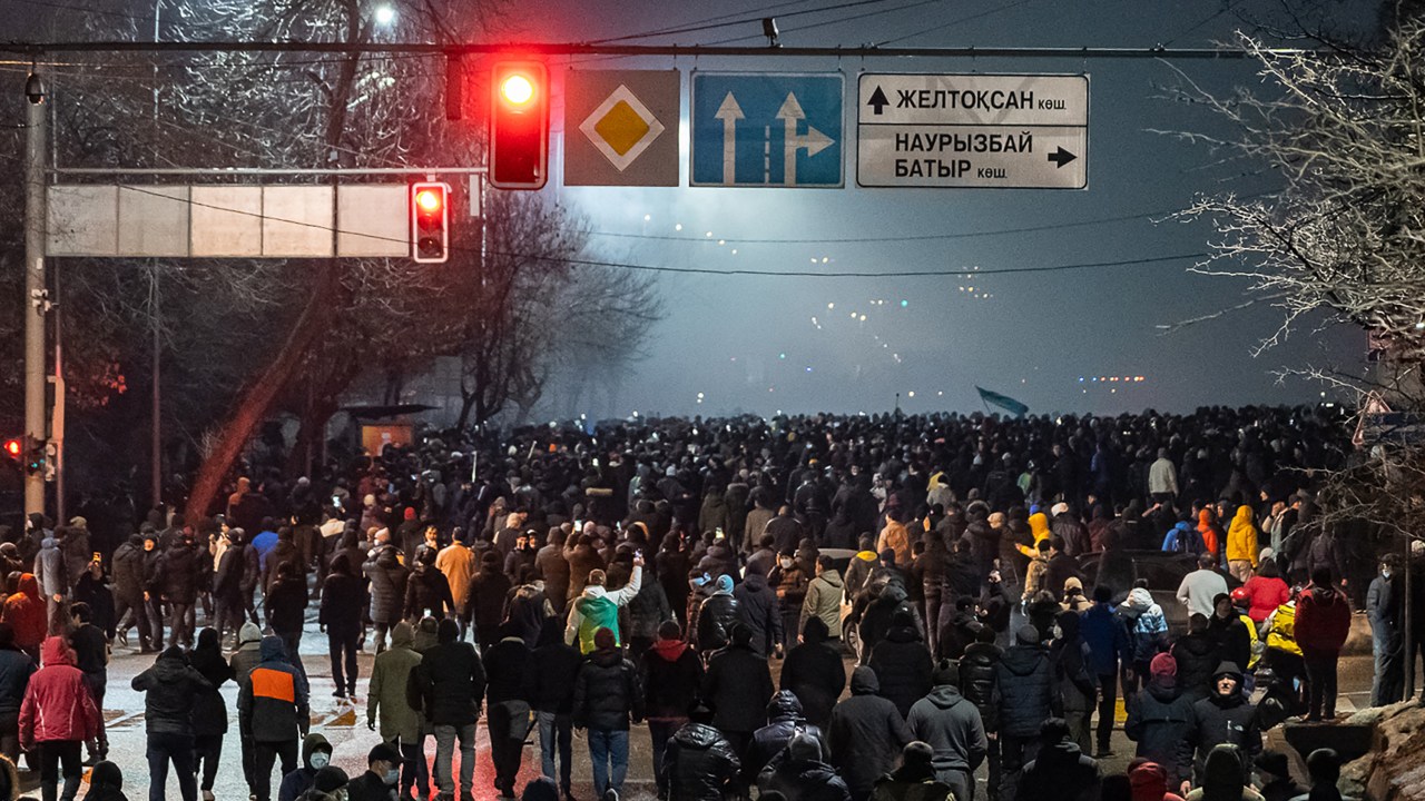 Manifestantes em Almaty, Cazaquistão. 04/01/2022