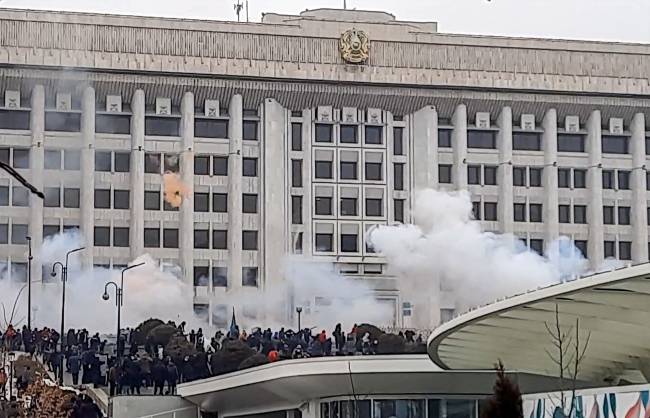 Manifestantes perto de prédio do governo em Almaty, Cazaquistão. 05/01/2022