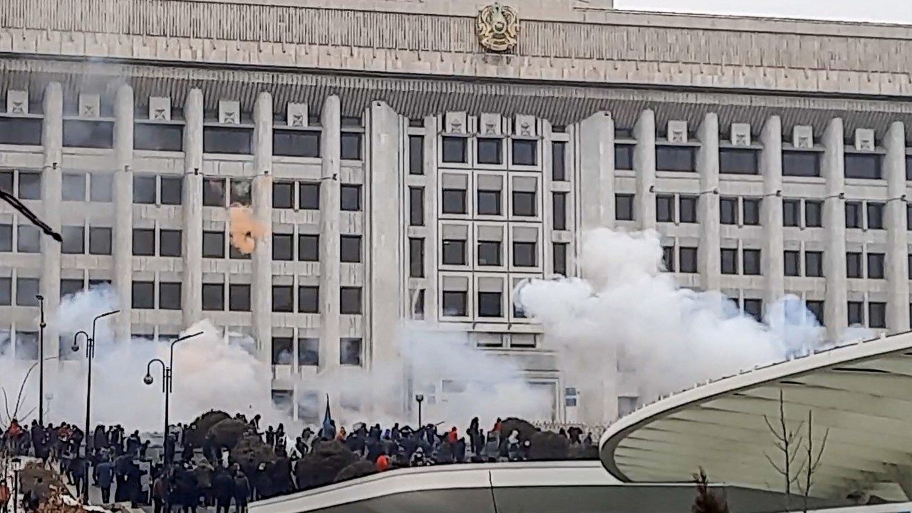 Manifestantes perto de prédio do governo em Almaty, Cazaquistão. 05/01/2022