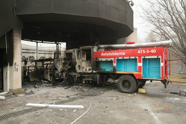 Portão de prédio do governo após incêndio em Almaty, Cazaquistão. 06/01/2022