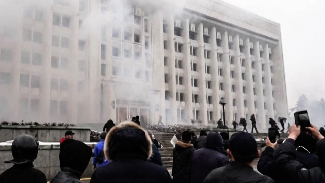 Foco de incêndio em prédio do governo em Almaty, Cazaquistão. 06/01/2022