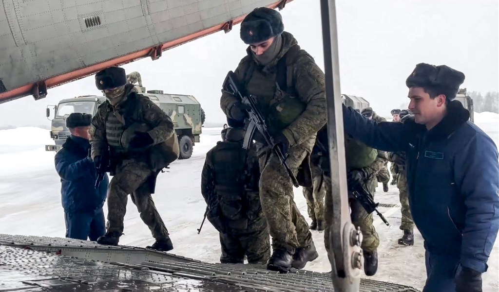 Militares russos em avião de carga seguem para Cazaquistão, em fotografia divulgada pelo Ministério da Defesa da Rússia. 06/01/2022