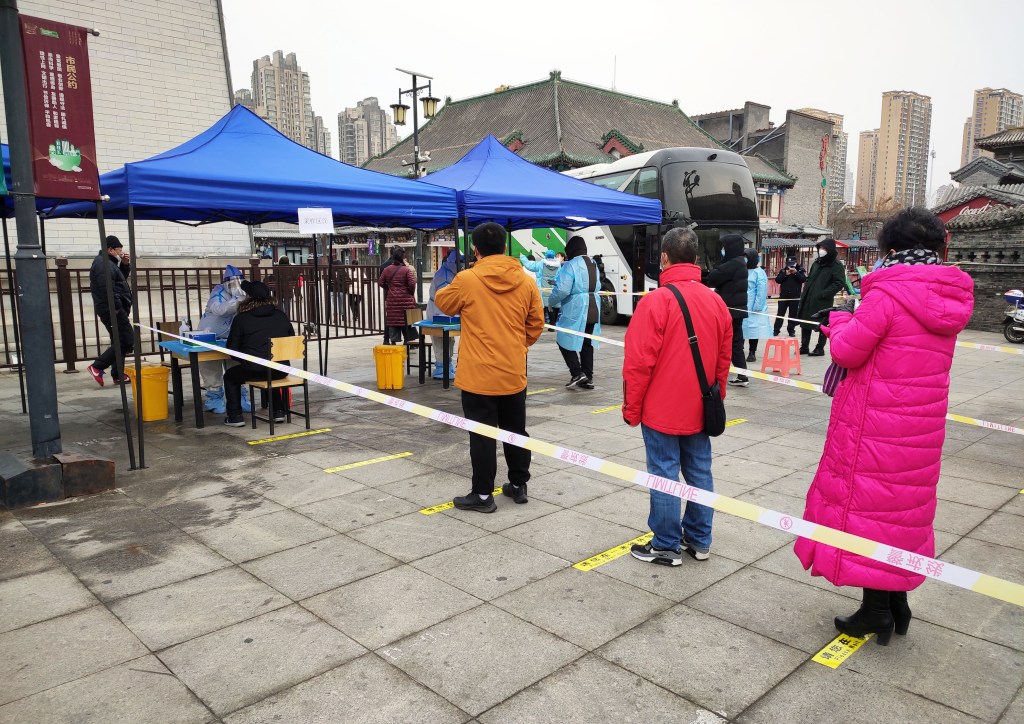 Moradores em fila para testes em Tianjin, China. 09/01/2022