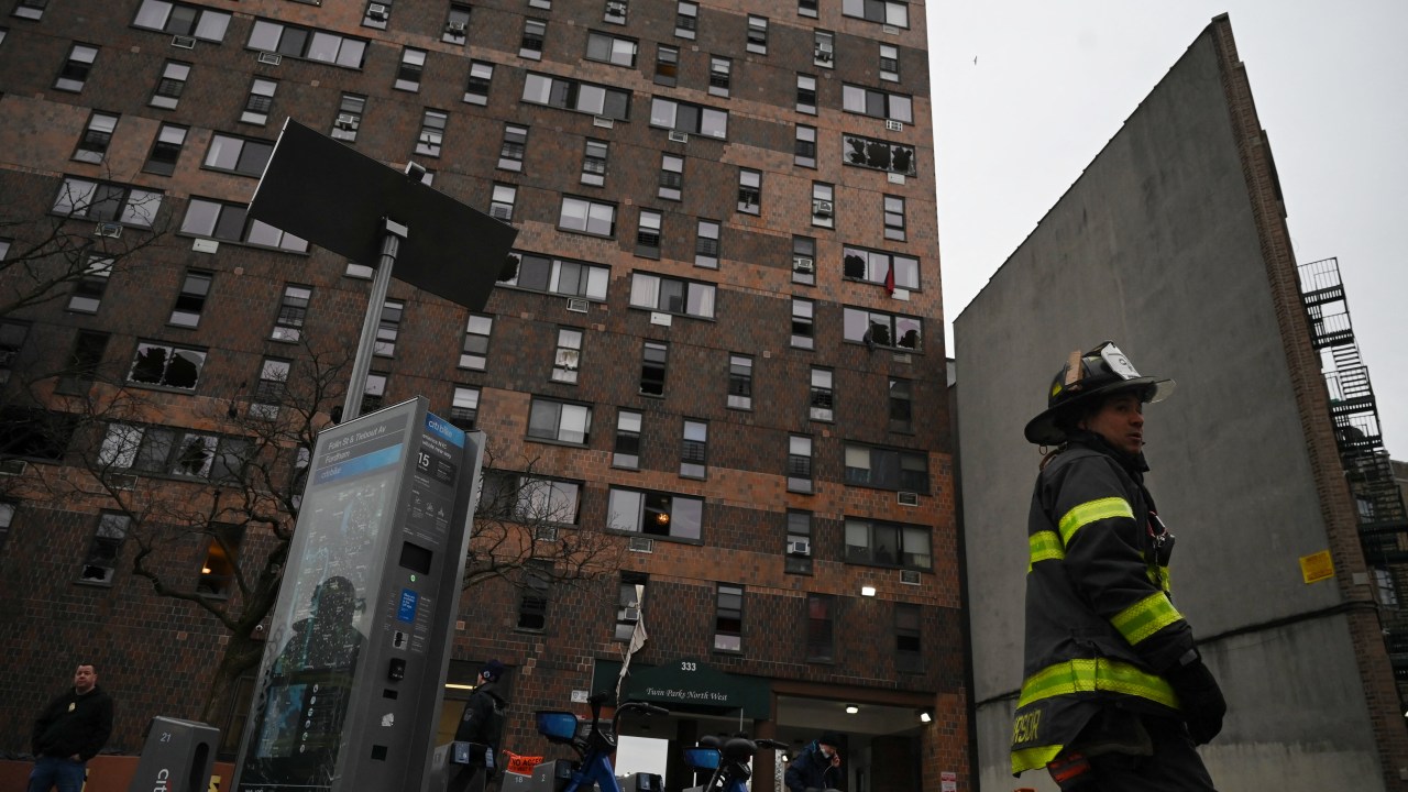 Bombeiros vistos em frente prédio palco de incêndio no Bronx, Nova York. 09/01/2022