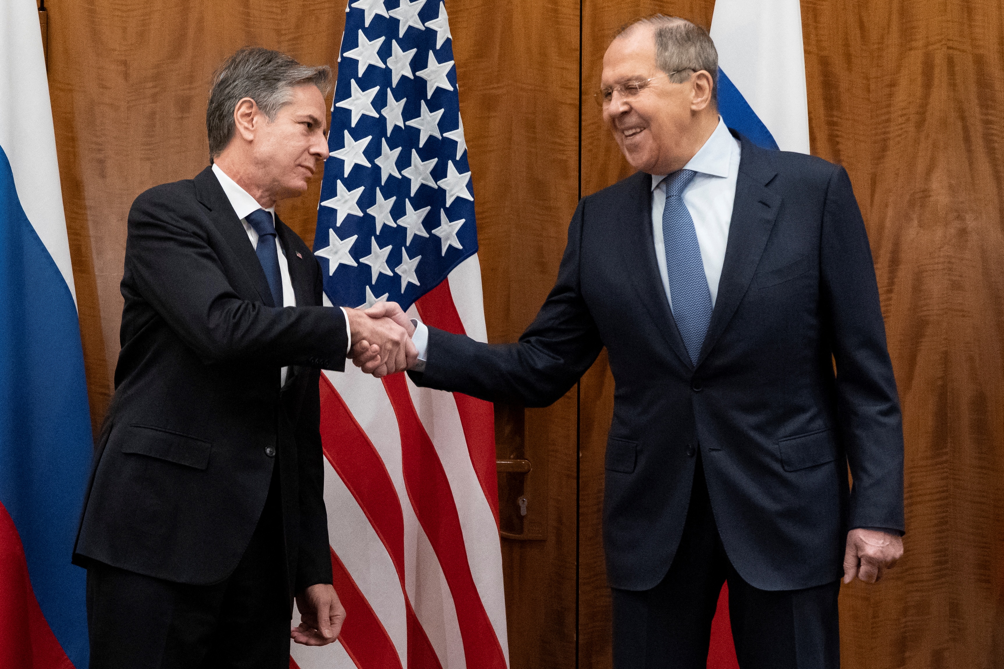 Secretário de Estado americano, Antony Blinken, e ministro das Relações Exteriores russo, Sergei Lavrov, durante encontro na Suíça. 21/01/2022