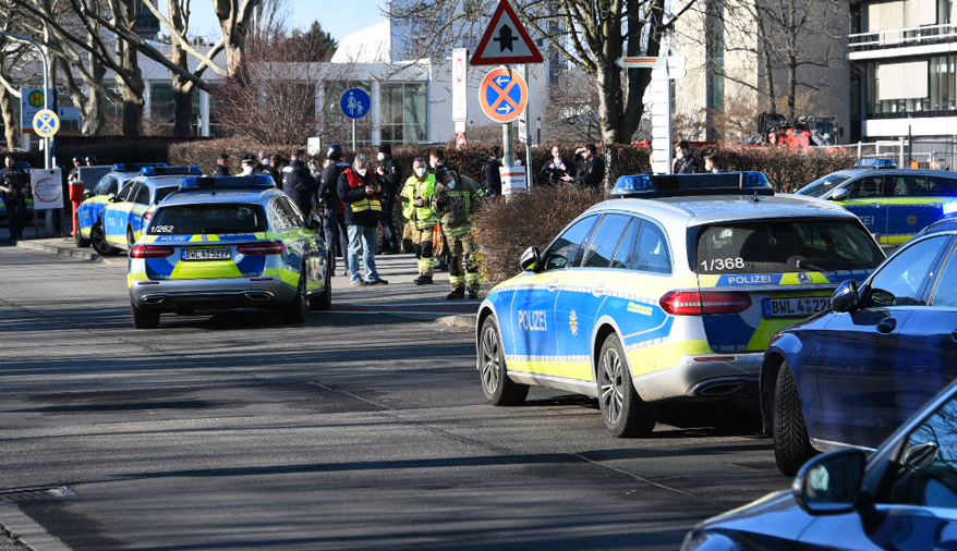 Carros da polícia vistos no campus da Universidade de Heidelberg, Alemanha. 24/01/2022