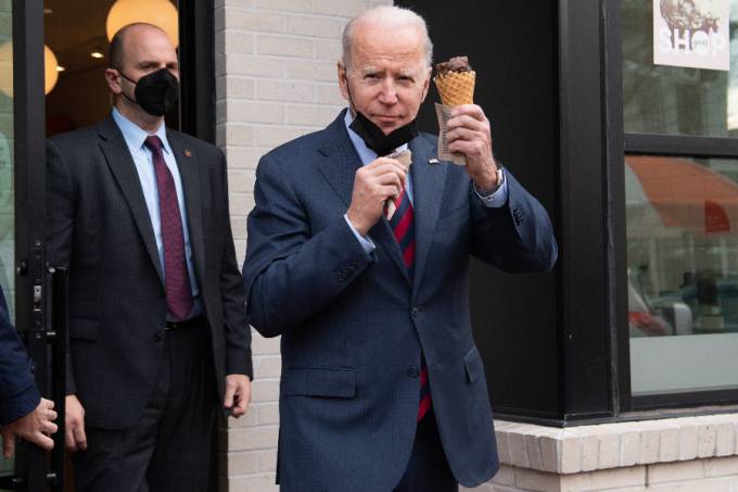 Joe Biden toma sorvete em Washington DC