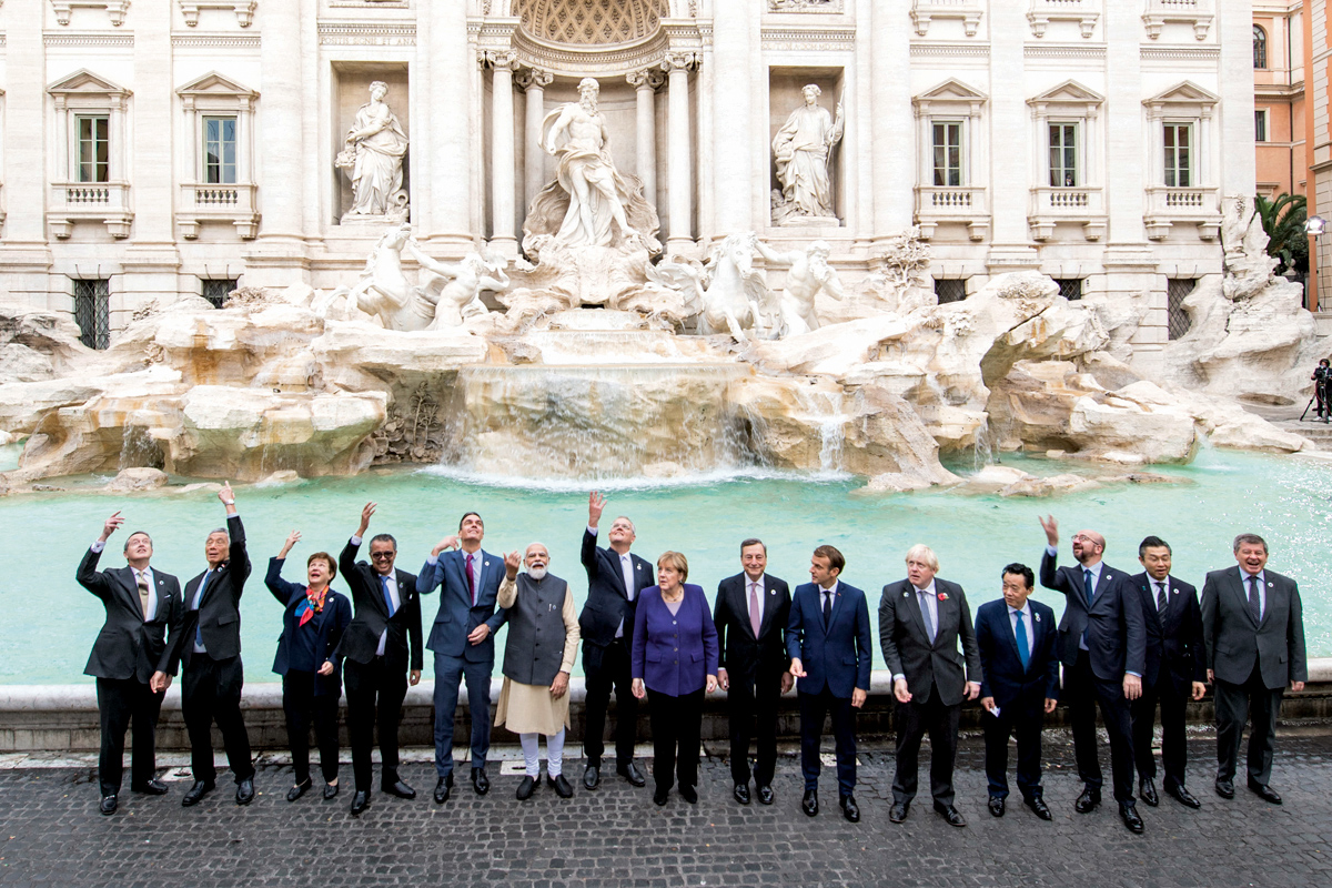 AUSÊNCIA - Foto de líderes do G20, em Roma: o presidente brasileiro ficou de fora -