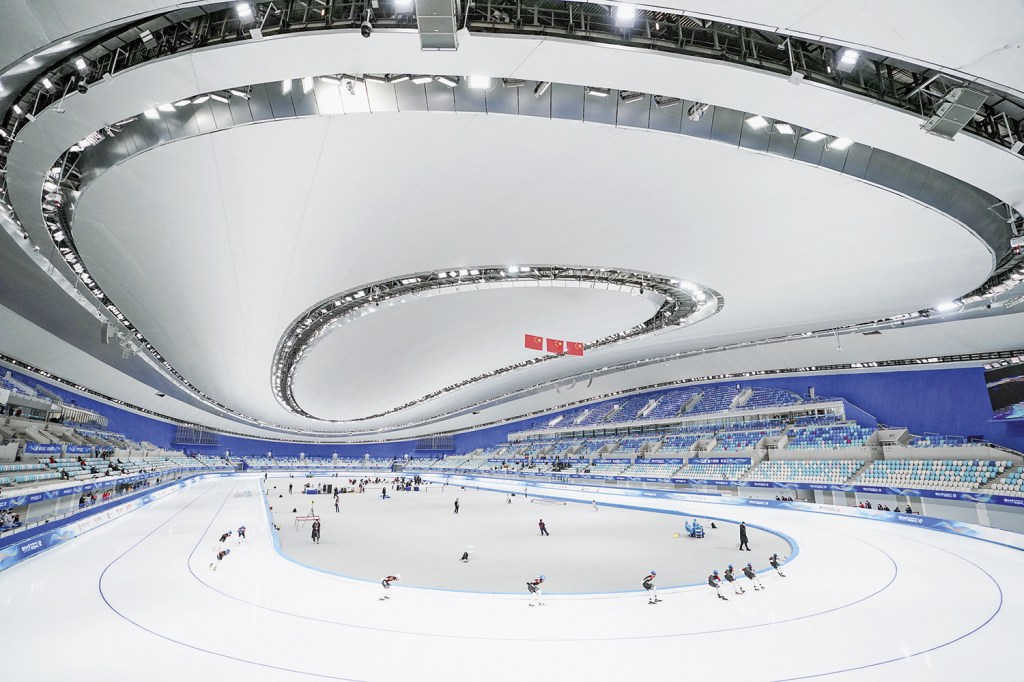 TUDO PRONTO - Teste no oval de patinação no gelo construído em Pequim: investimento pesado na busca de soft power -