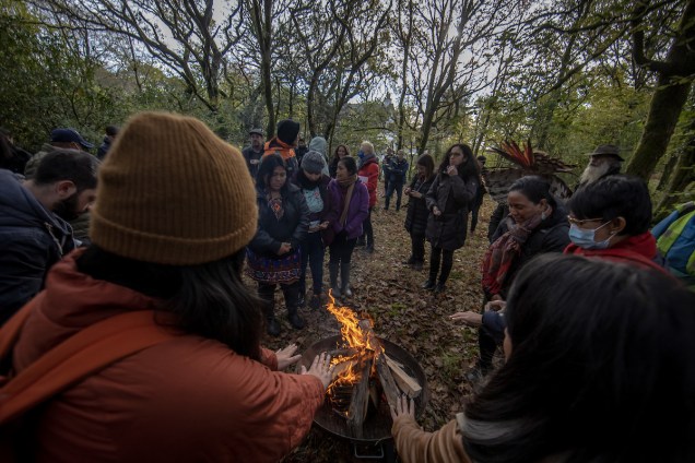 Grupo de indígenas de diferentes países conheceu a floresta da comunidade de Kilfinan, na Escócia, durante a COP26