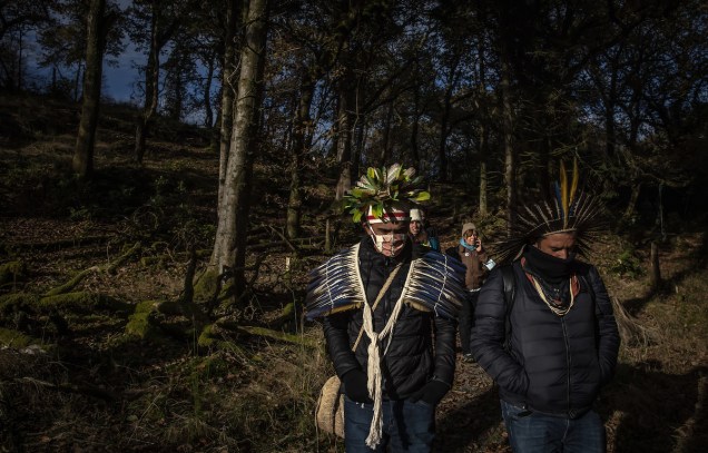 Indígenas brasileiros na comunidade florestal de Kilfinan, na Escócia, localizada na região de  Argyll & Buke. Foto: Jonne Roriz/Nosso Impacto